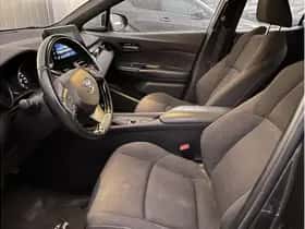 Toyota C-HR (2017) thumbnail 6