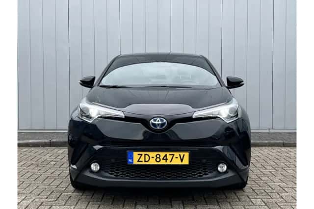 Toyota C-HR (2019) thumbnail 2