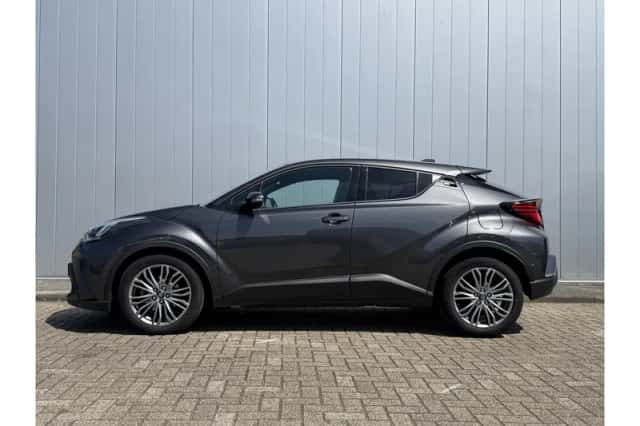 Toyota C-HR (2022) thumbnail 2