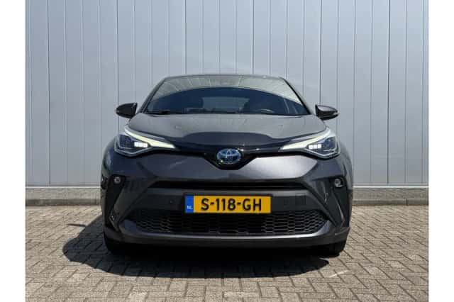 Toyota C-HR (2022) thumbnail 3