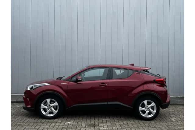 Toyota C-HR (2017) thumbnail 2