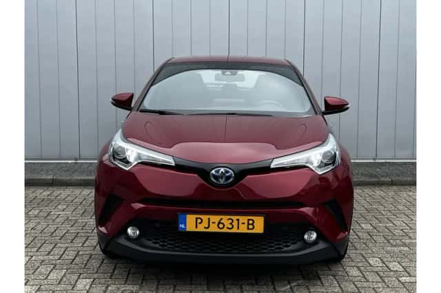 Toyota C-HR (2017) thumbnail 3