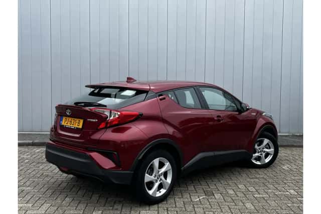 Toyota C-HR (2017) thumbnail 4