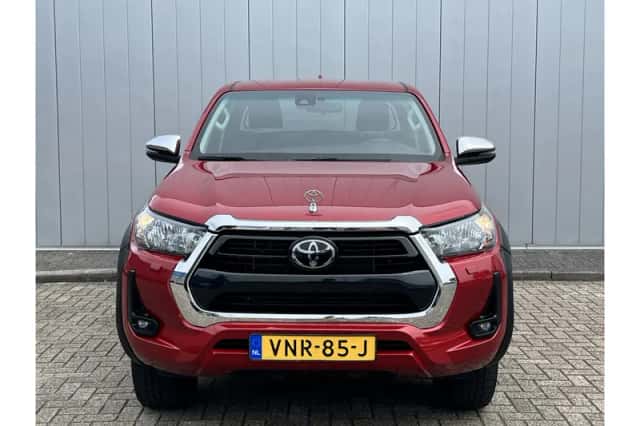 Toyota Hilux (2022) thumbnail 3
