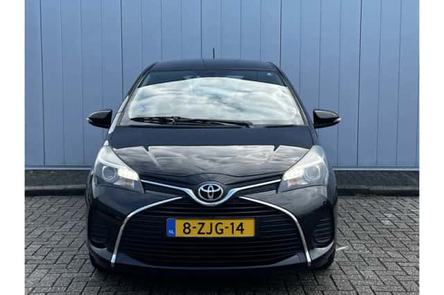Toyota Yaris (2015) thumbnail 2