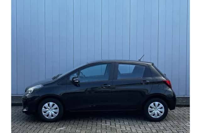 Toyota Yaris (2015) thumbnail 3