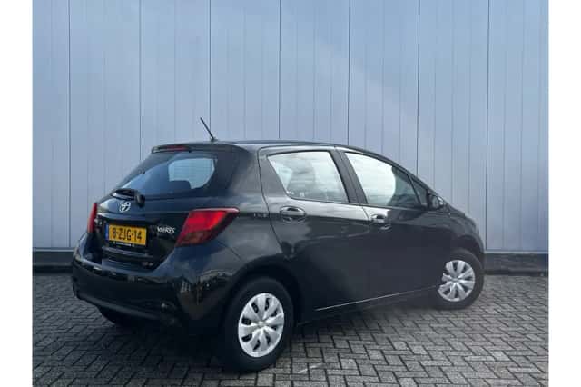 Toyota Yaris (2015) thumbnail 4