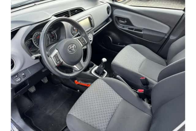 Toyota Yaris (2015) thumbnail 6