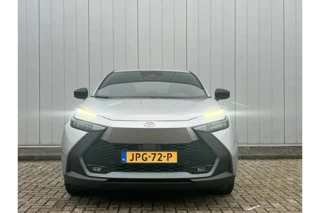 Toyota C-HR (2024) thumbnail 2