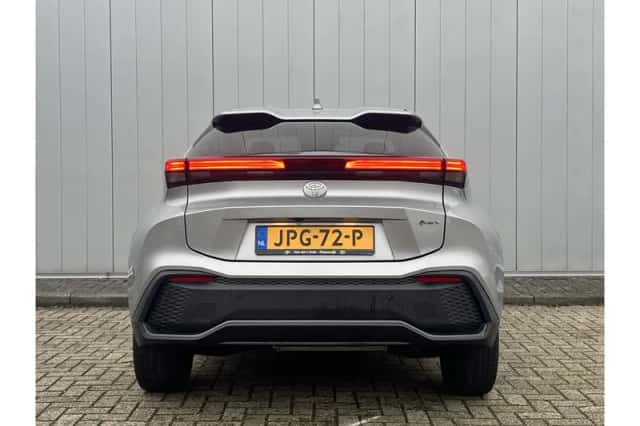 Toyota C-HR (2024) thumbnail 3