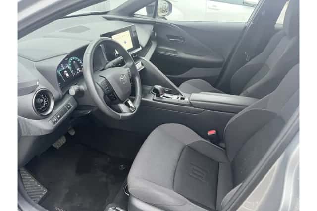 Toyota C-HR (2024) thumbnail 6