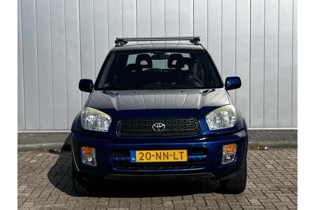 Toyota RAV4 (2004) thumbnail 3