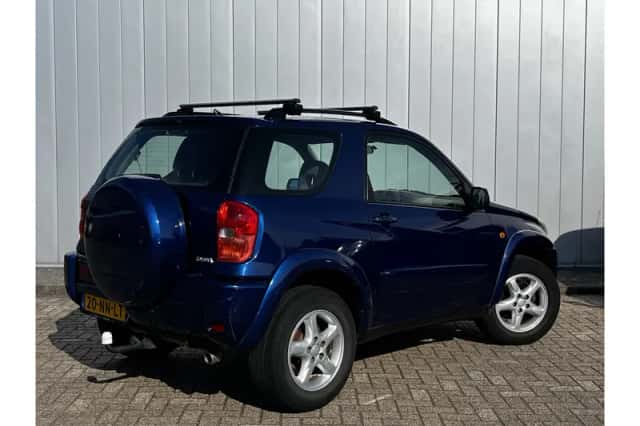 Toyota RAV4 (2004) thumbnail 4