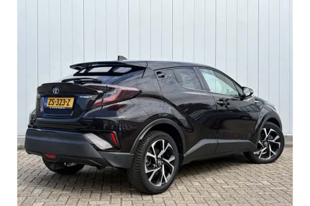 Toyota C-HR (2019) thumbnail 3