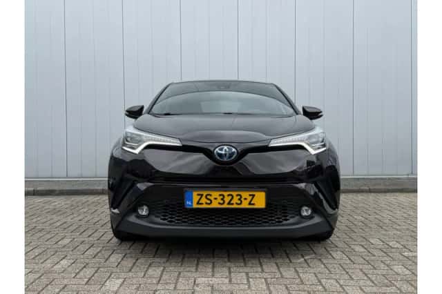 Toyota C-HR (2019) thumbnail 3