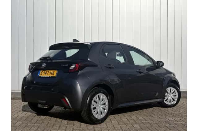 Toyota Yaris (2022) thumbnail 3