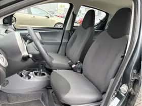 Toyota Aygo (2008) thumbnail 9