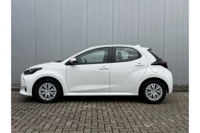 Toyota Yaris (2023) thumbnail 2