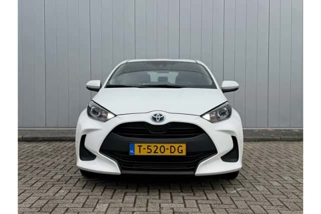 Toyota Yaris (2023) thumbnail 3