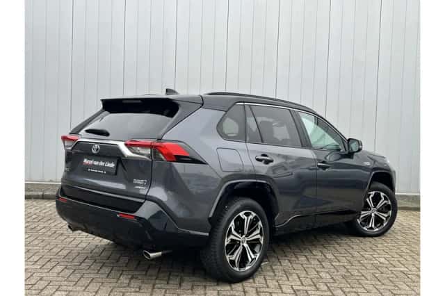 Toyota RAV4 (2022) thumbnail 3