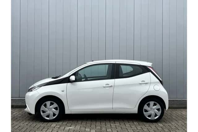 Toyota Aygo (2017) thumbnail 2