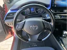 Toyota C-HR (2017) thumbnail 11