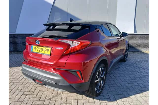 Toyota C-HR (2017) thumbnail 3