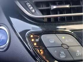 Toyota C-HR (2017) thumbnail 22