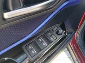 Toyota C-HR (2017) thumbnail 9
