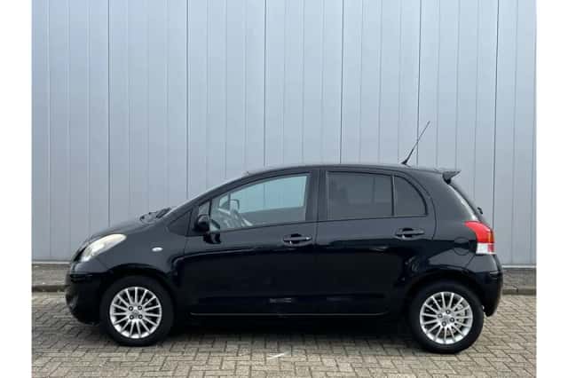 Toyota Yaris (2009) thumbnail 2