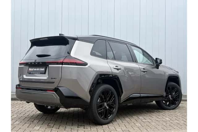 Toyota RAV4 (2025) thumbnail 3