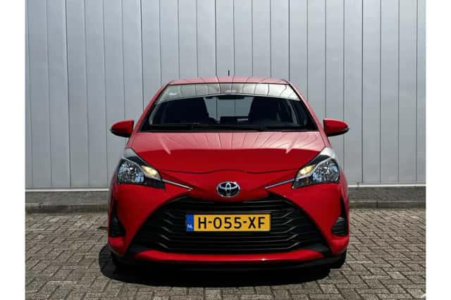 Toyota Yaris (2020) thumbnail 3