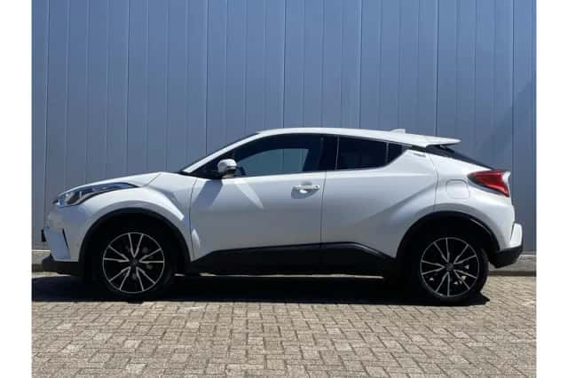 Toyota C-HR (2017) thumbnail 2