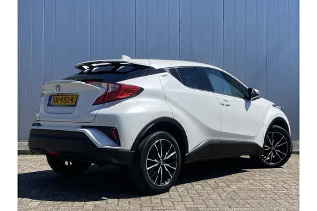 Toyota C-HR (2017) thumbnail 3