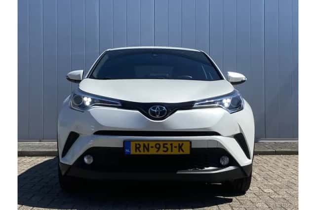 Toyota C-HR (2017) thumbnail 4