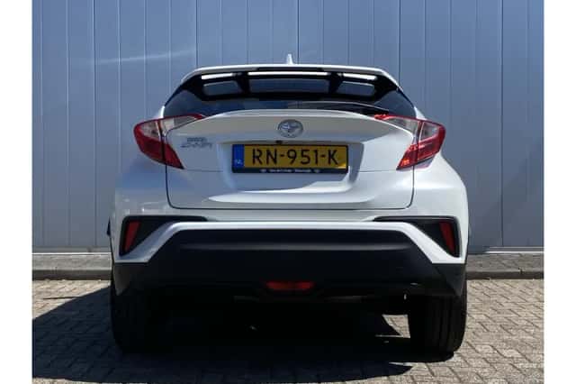 Toyota C-HR (2017) thumbnail 5