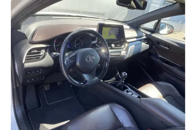 Toyota C-HR (2017) thumbnail 6