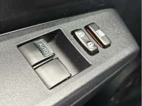 Toyota Yaris (2012) thumbnail 10