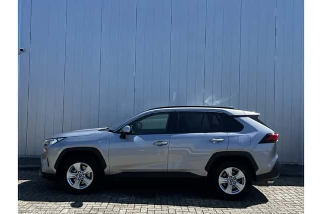 Toyota RAV4 (2021) thumbnail 2