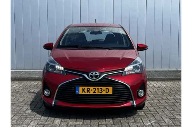 Toyota Yaris (2016) thumbnail 2