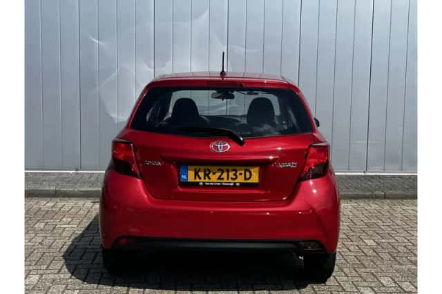 Toyota Yaris (2016) thumbnail 3