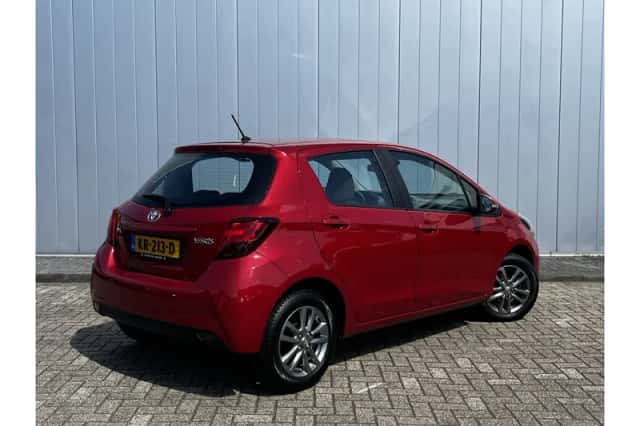 Toyota Yaris (2016) thumbnail 5