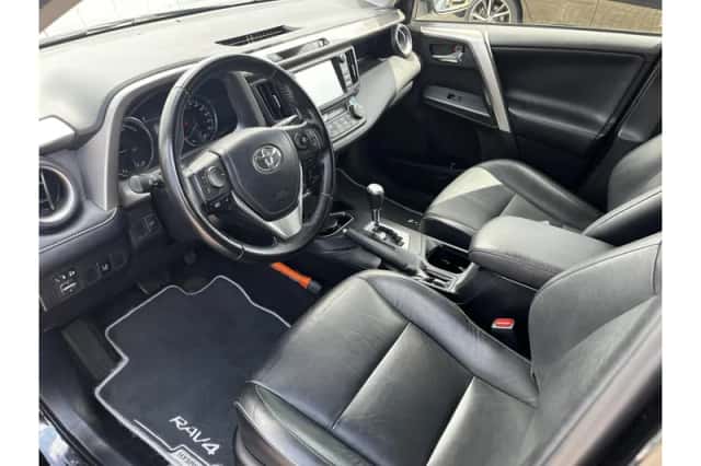 Toyota RAV4 (2016) thumbnail 6