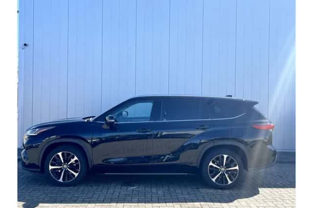 Toyota Highlander (2022) thumbnail 2