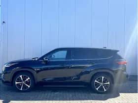 Toyota Highlander (2022) thumbnail 2