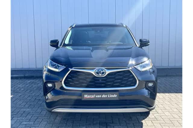 Toyota Highlander (2022) thumbnail 3