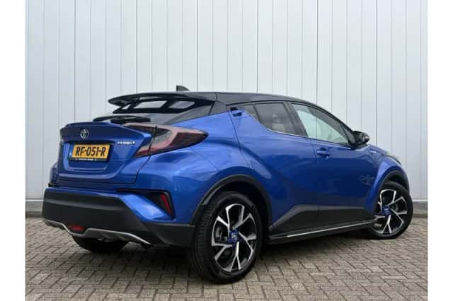 Toyota C-HR (2017) thumbnail 3