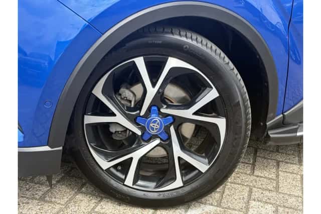 Toyota C-HR (2017) thumbnail 6