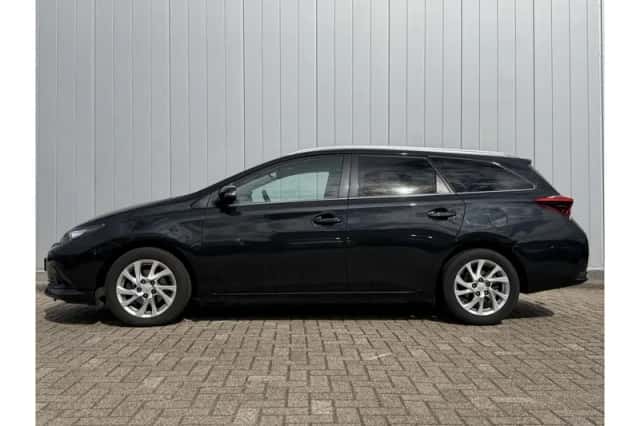 Toyota Auris (2018) thumbnail 2