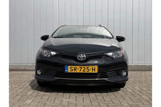 Toyota Auris (2018) thumbnail 3